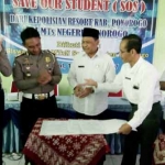 Kasatlantas Polres Ponorogo AKP Imam Mustolih bersama kepala Kemenag usai MoU Program SOS.