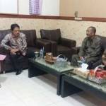 Ketua PN Sidoarjo, Ifa Sudewo SH (kiri) saat menerima Wabup H. Nur Ahmad Saifuddin (no 2 dari kiri), pengacara PGRI Sidoarjo H. Ghufron dan Ketua PGRI Sidoarjo, Suprapto, saat berda di ruangannya. foto: istimewa