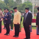 Gubernur Jawa Timur, Khofifah Indar Parawansa, saat menyerahkan lencana Jer Basuki Mawa Beya ketika upacara peringatan Hari Pahlawan 2022.