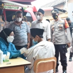 Kapolresta Sidoarjo, Kombes Pol Kusumo Wahyu Bintoro, saat meninjau giat vaksinasi di Pondok Pesantren Roudlotul Muta’alimat 3 Al Machfudzoh.