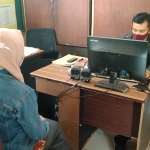 Enggar saat melapor ke Kantor Polsek Padas.