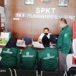 HM Ali Bukhairi dan kawan-kawan Lembaga Advokasi Hukum dan HAM DPC PKB Kabupaten Pasuruan saat melaporkan sebuah akun FB ke Mapolres Pasuruan.