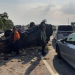 Hiace tabrak pikap bermuatan melon hingga terbalik, (Senin, 12/9/2022). Foto: PJR Polda Jatim