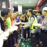 Kapolres Gresik, AKBP Adex Yudiswan ketika santuni abang becak usai sahur bareng. foto: SYUHUD/ BANGSAONLINE