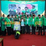 Bupati Gresik, Fandi Akhmad Yani, secara simbolis menyerahkan motor listrik merek Tangkas kepada DPC PPP Gresik. Foto: SYUHUD/BANGSAONLINE