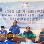 Samwil saat memberi sambutan usai ditunjuk jadi Plt Ketua DPC Demokrat Gresik. Foto: SYUHUD/BANGSAONLINE