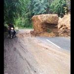 Bebatuan besar yang menutupi hampir separo badan jalan.