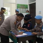 Kapolres Tuban AKBP Alaiddin saat menyerahkan sampel urine untuk dites.