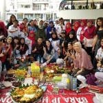 Emil Elestianto Dardak dan Arumi Bachsin bersama ribuan buruh migran di Victoria Park Hongkong, Senin (14/5/2018). foto: bangsaonline.com 