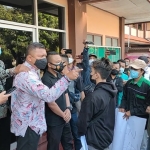 Salah satu petugas keamanan kampus yang marah sambil menuding-nuding mahasiswa, sedang ditenangkan oleh rekannya. foto: MUJI HARJITA/ BANGSAONLINE