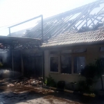 Kondisi Wisma Garbera Petrokimia Gresik yang ludes terbakar.