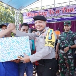 Kapolres Mojokerto saat memberikan hadiah. Foto: SOFFAN/BANGSAONLINE