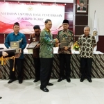 Ketua DPRD Sudiono Fauzan dan Sekda Agus Setiadji SE, MM menerima penghargaan WTP. Foto: SUPARDI/BANGSAONLINE

