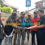 Sejumlah aktivis yang tergabung dalam LSM LPAR saat menyerahkan surat audiensi ke PT MAS Bangil, Kabupaten Pasuruan. Foto: AHMAD FUAD/BANGSAONLINE