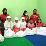 Corporation Communication Regional Manager PT Sumber Alfaria Trijaya, M Faruq Asrori, saat memberi mainan kepada anak-anak di Panti Asuhan Amanah, Nganjuk. Foto: BAMBANG DWI JULIANTO/ BANGSAONLINE