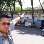 Eddy Santoso menunjuk proyek revitalisasi Alun-Alun tahap I yang belum rampung hingga tahun 2018. foto: SYUHUD/ BANGSAONLINE