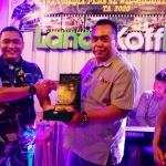 Dandim 0815 Mojokerto Dwi Mawan Sutanto memberikan cinderamata kepada Ketua PWI Mojokerto Diak Eko Purwoto dalam program Coffee Senja. foto: YUDI EP/ BANGSAONLINE