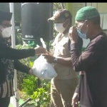 Kepala Kantor Kemenag Tuban, Sahid, saat menyerahkan bantuan paket sembako.