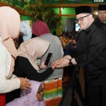 Bupati Kediri saat bertemu masyarakat. Foto: Ist