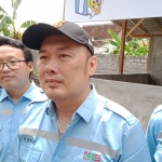 Direktur PT BJB Probolinggo Juwe Santoso (tengah) saat diwawancarai wartawan.