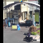 Kondisi gerbang pintu masuk Mapolrestabes Surabaya usai terjadi bom bunuh diri.