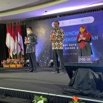 Asisten Administrasi Umum Pemkot Kediri Chevy Ning Suyudi saat menerima Indeks Kota Toleran Awards 2020 (nomor 3 dari kanan). (foto: ist)