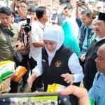 Gubernur Khofifah saat meninjau pelaksanaan Pasar Murah di Jombang.
