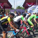 Para peserta Tour de Indonesia diberangkatkan dari Alun-Alun Kota Madiun, Selasa (20/8/2019).