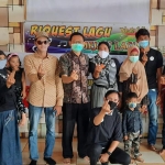 Pegiat HIV/AIDS foto bersama Yuhronur Efendi usai doa bersama. 
