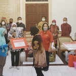 Menteri Sosial (Mensos) Tri Rismaharini didampingi Bupati Kediri Hanindhito Himawan Pramana saat menyerahkan bantuan Atensi kepada salah satu penerima manfaat. foto: MUJI HARJITA/ BANGSAONLINE