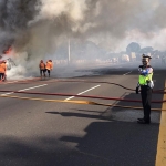 Truk Cold Diesel terbakar di jalan tol, tepatnya di KM 752.200 arah Waru ke Sidoarjo. (foto: ist).