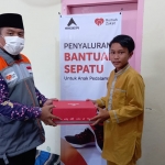 Pemberian bantuan sepatu dari PT Eigerindo kepada anak yatim dan santri penghafal Alquran di Desa Branta Pesisir.