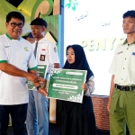 Direktur Utama Petrokimia Gresik, Daconi Khotob (kiri), menyerahkan secara simbolis Beasiswa Petani Muda Tahun 2025 kepada siswa-siswi SMK pertanian di Jawa Timur. Foto: Ist.