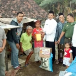 Perwakilan Mascot, Wildan bersama Lurah Kertosari, dan Babinsa foto bersama dengan Usman, penerima paket sembako. 