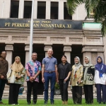 Dubes Belanda (tengah) didampingi perwakilan dari Dinas PU SDA Jatim, Dinas Kebudayaan dan Pariwisata Jatim saat foto di depan gedung PTPN Xl.