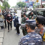 Gubernur Jatim Khofifah Indar Parawansa bersama Forkopimda Jatim saat bagi-bagi masker di Pasar Kapasan.