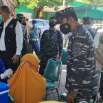 Pangkoarmada II Laksamana Muda TNI, Iwan Isnurwanto, bersama Bupati Bangkalan, R Abdul Latif Imron Amin saat memantau vaksinasi di Gelora Stadion Bangkalan, Rabu (29/9). foto: SUBAIDAH/ BANGSAONLINE