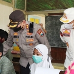 Kapolres Pasuruan AKBP Erick Frendriz mendampingi Bupati Pasuruan HM Irsyad Yusuf saat meninjau vaksinasi anak di SDN 1 Purwosari.