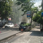 Sebuah mobil box saat terbakar di jalan Mayor Birmo Kota Kediri menjadi tontonan warga. Foto: Arif Kurniawan/BANGSAONLINE
