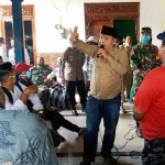 Shohib, Kades Lajing saat memberikan penjelasan kepada warga yang datang ke Balai Desa Lajing terkait data penerima BLT DD, Senin (22/6/2020).