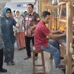 Gubernur Jatim Soekarwo didampingi oleh Ketua Dekranasda Jatim Nina Soekarwo, meninjau salah satu stan pameran batik bordir dan aksesoris di Grand City Convex Surabaya, Rabu (9/5).