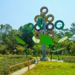 Taman Keplaksari merupakan salah satu wisata buatan yang ada di Jombang. 