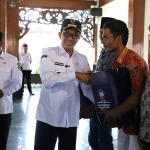 Bupati Pamekasan saat menyerahkan jeriken BBM subsidi untuk salah satu nelayan.