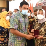 Wali Kota Kediri, Abdullah Abu Bakar, saat menyerahkan penghargaan kepada salah satu pendonor darah. Foto: Ist