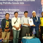 Sekretaris DPD Golkar Gresik, Atek Riduan ketika mengambil formulir pendaftaran di DPD Nasdem. foto: SYUHUD/ BANGSAONLINE