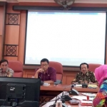 Sekda Gresik Kng. Djoko Sulistio Hadi saat memimpin rapat kordinasi. foto: SYUHUD/ BANGSAONLINE