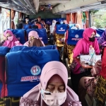 Sejumlah guru sejarah di Pamekasan saat mengikuti Sarasehan dari dalam bus.