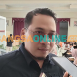 Komisioner KPU Kabupaten Kediri, Divisi Teknis Penyelenggaraan Pemilu, Anwar Ansori, saat memberi keterangan kepada awak media (foto: Muji Harjita)