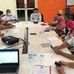 Ketua KPU Gresik Akhmad Roni bersama komisioner saat rapat koordinasi penetapan paslon terpilih hasil Pilkada 2020. foto: ist.