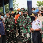 Sekdakab Pamekasan Ir. Totok Hartono bersama tim dari Korem 084/Bhaskara Jaya terdiri dari Kasiops Kolonel Inf Ryan Hanandi dan Kasiter Kolonel Inf Samsul Huda saat memantau secara langsung penerapan prokes Covid-19 di Terminal Ronggosukowati.